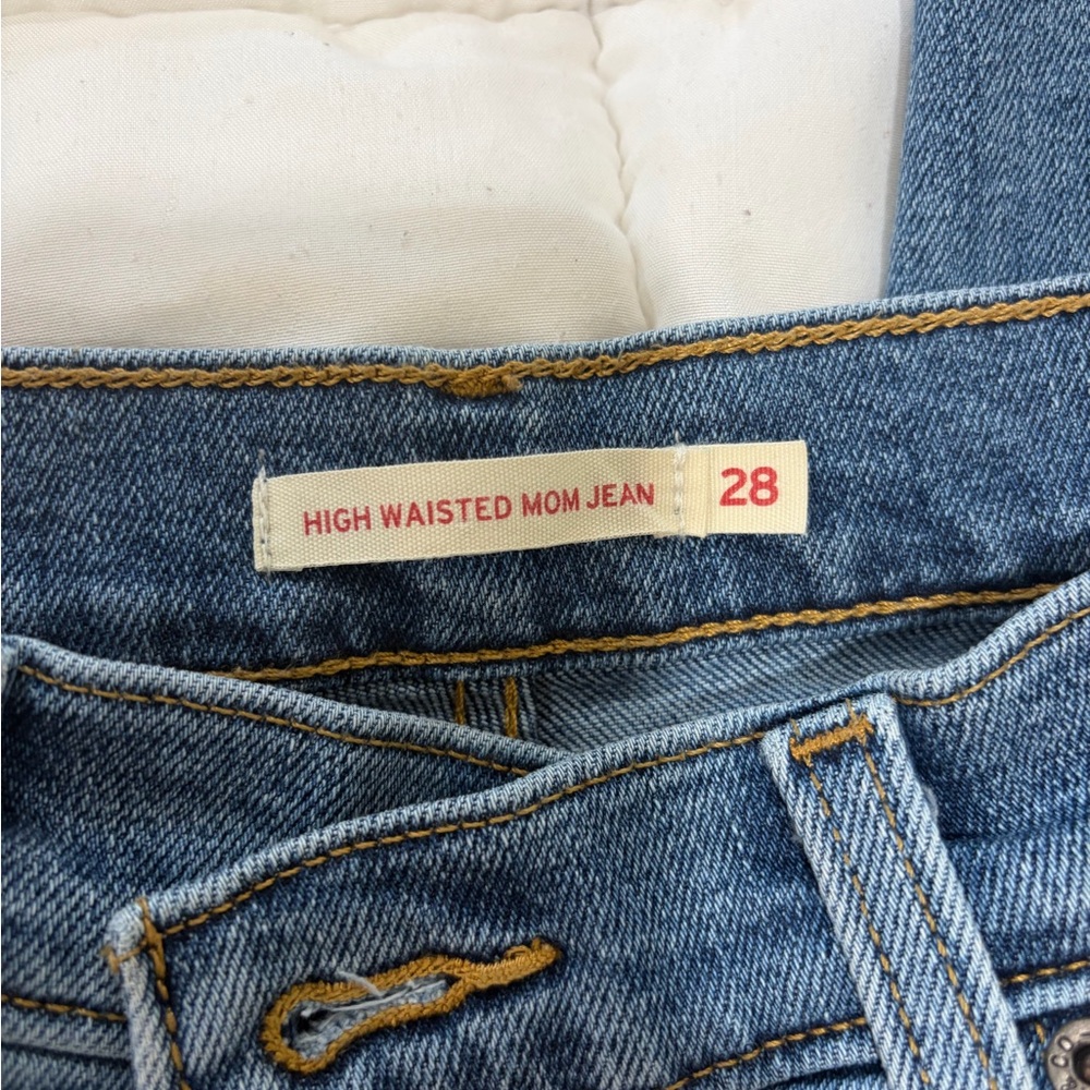 👖 Levi’s High Rise Mom Jean - Picture 2 of 5